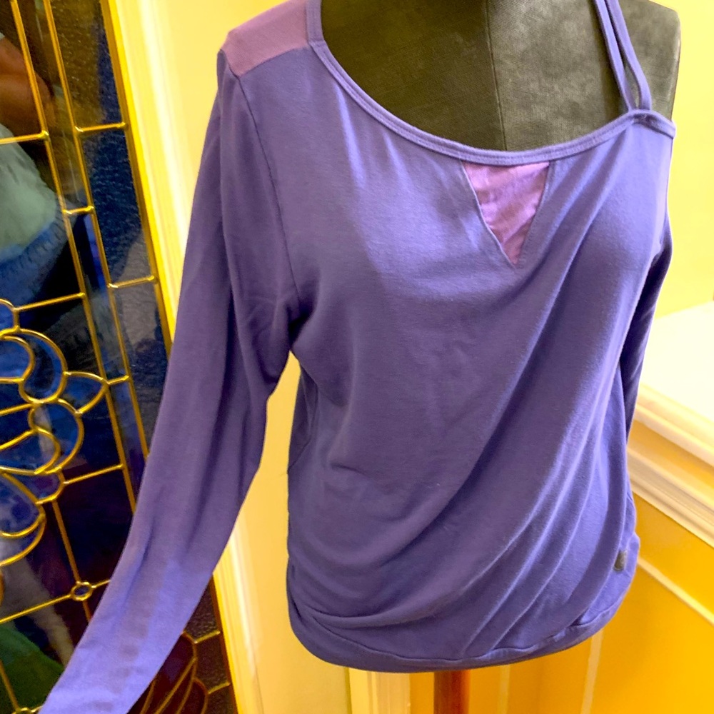Isometrical medium purple dance shirt, workout !